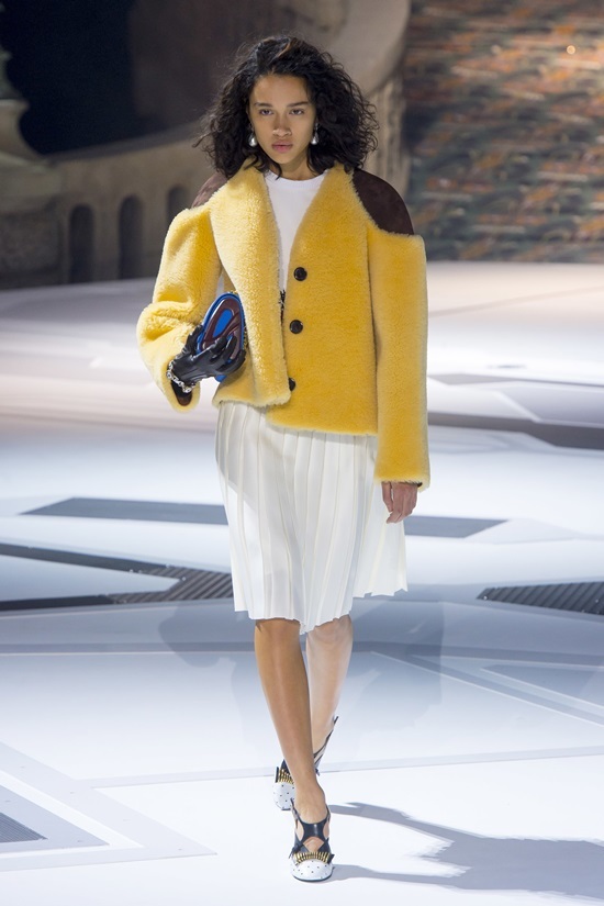 Louis Vuitton biến sân bảo tàng Louvre thành bãi đáp tàu vũ trụ Louis Vuitton biến sân bảo tàng Louvre thành bãi đáp tàu vũ trụ